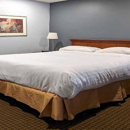 First Canada Hotel Cornwall Hwy 401 On 외부 사진