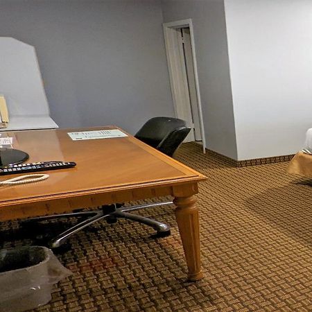 First Canada Hotel Cornwall Hwy 401 On 외부 사진
