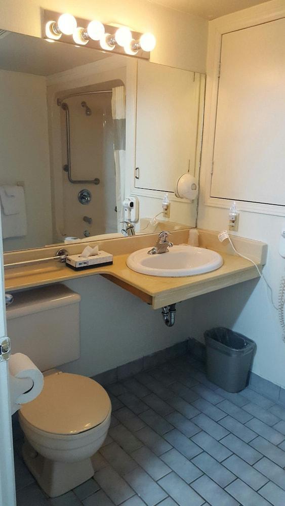 First Canada Hotel Cornwall Hwy 401 On 외부 사진