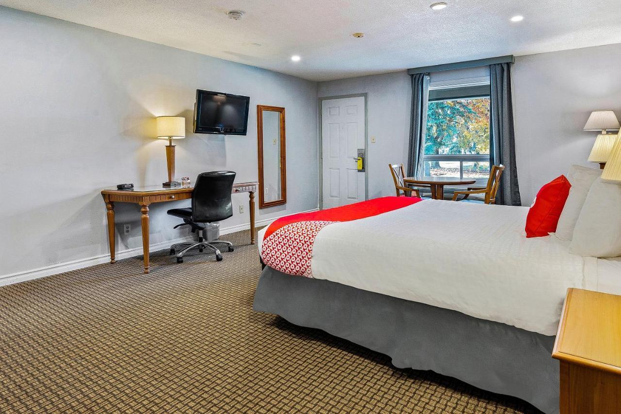 First Canada Hotel Cornwall Hwy 401 On 외부 사진