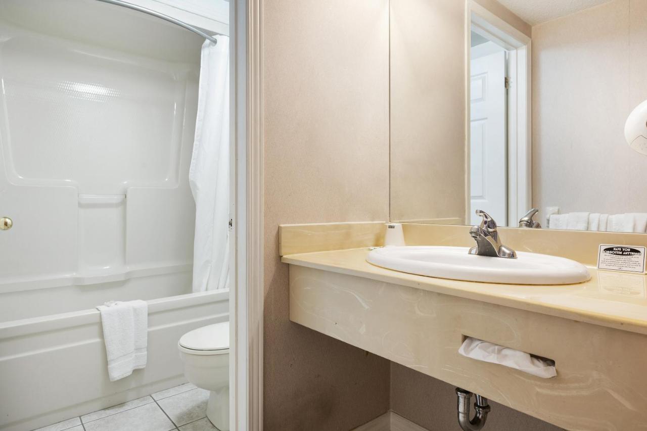 First Canada Hotel Cornwall Hwy 401 On 외부 사진