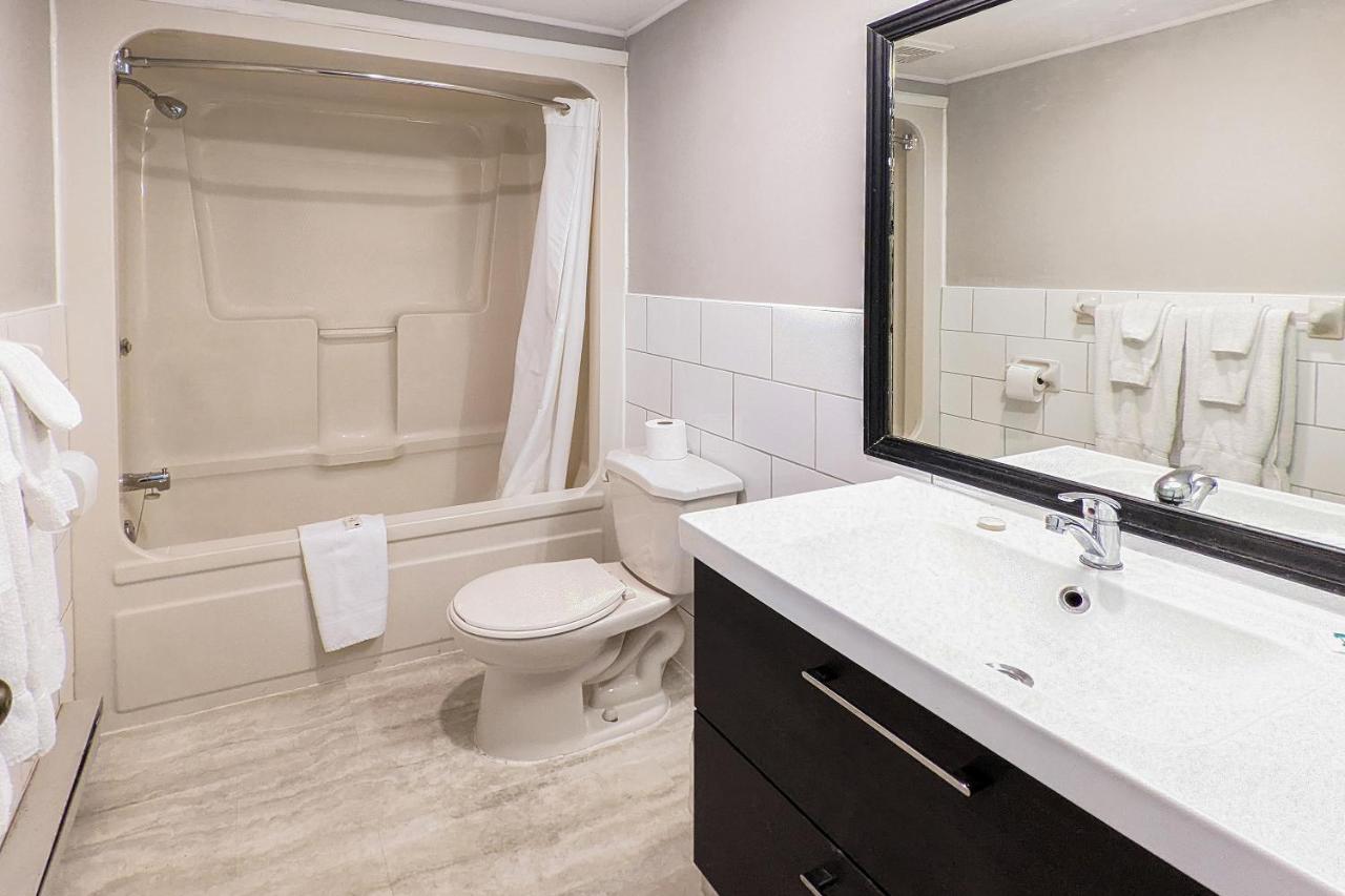 First Canada Hotel Cornwall Hwy 401 On 외부 사진