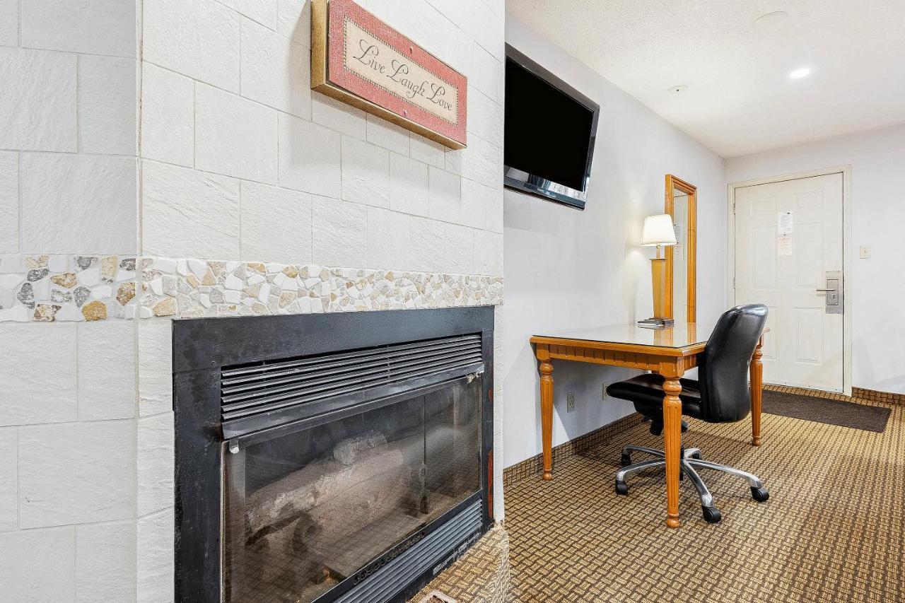 First Canada Hotel Cornwall Hwy 401 On 외부 사진
