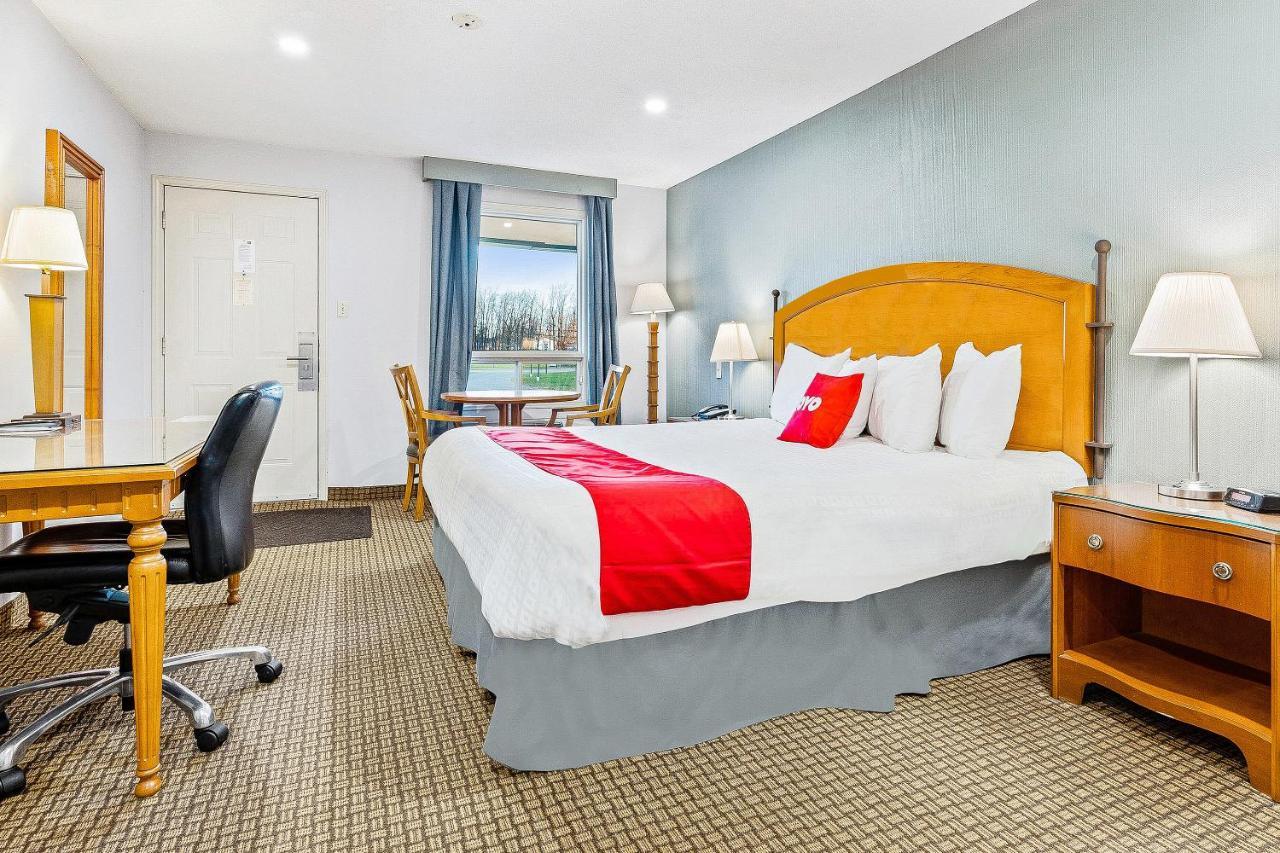 First Canada Hotel Cornwall Hwy 401 On 외부 사진