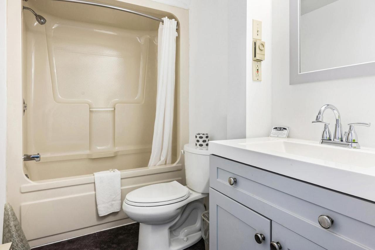 First Canada Hotel Cornwall Hwy 401 On 외부 사진
