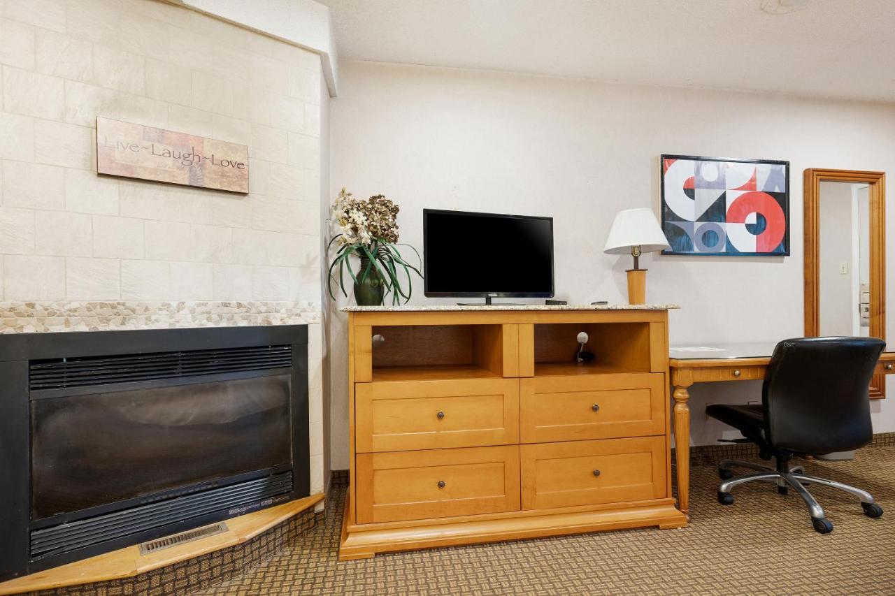 First Canada Hotel Cornwall Hwy 401 On 외부 사진