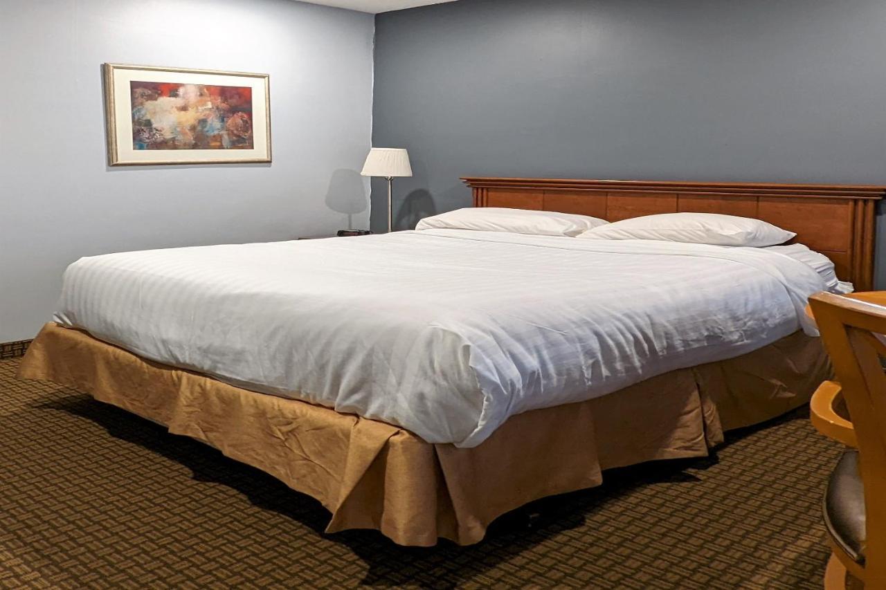 First Canada Hotel Cornwall Hwy 401 On 외부 사진