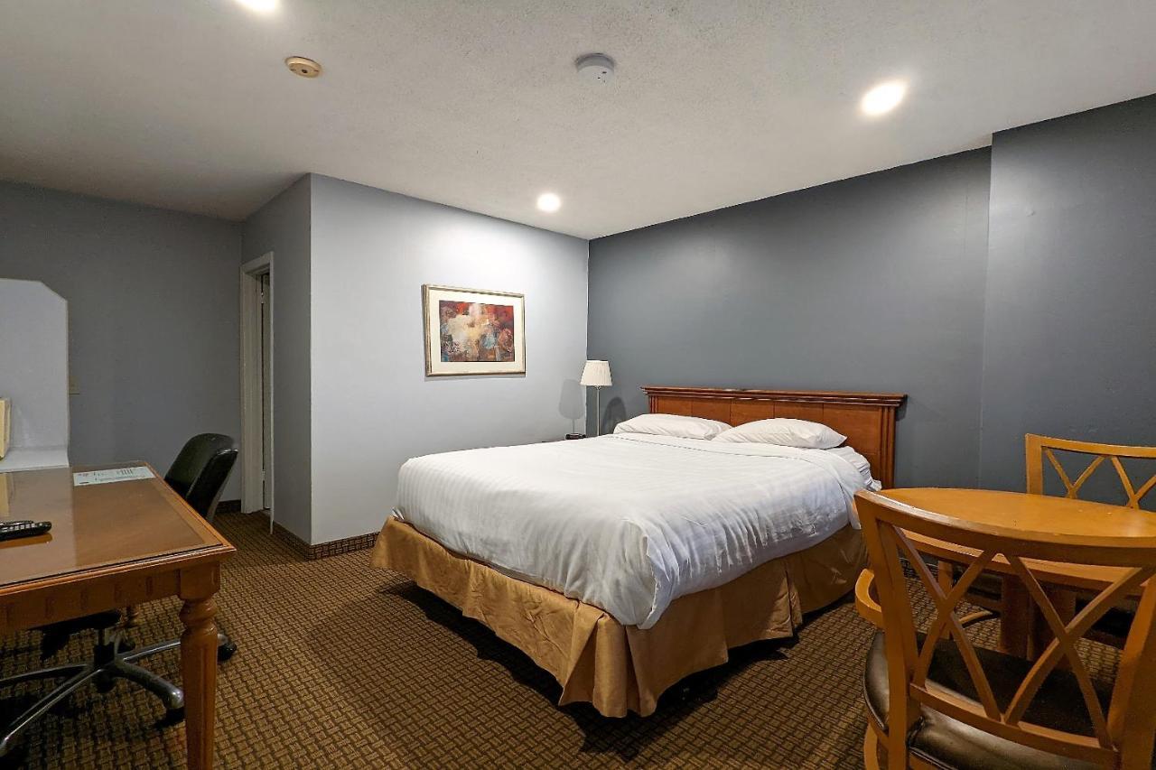First Canada Hotel Cornwall Hwy 401 On 외부 사진