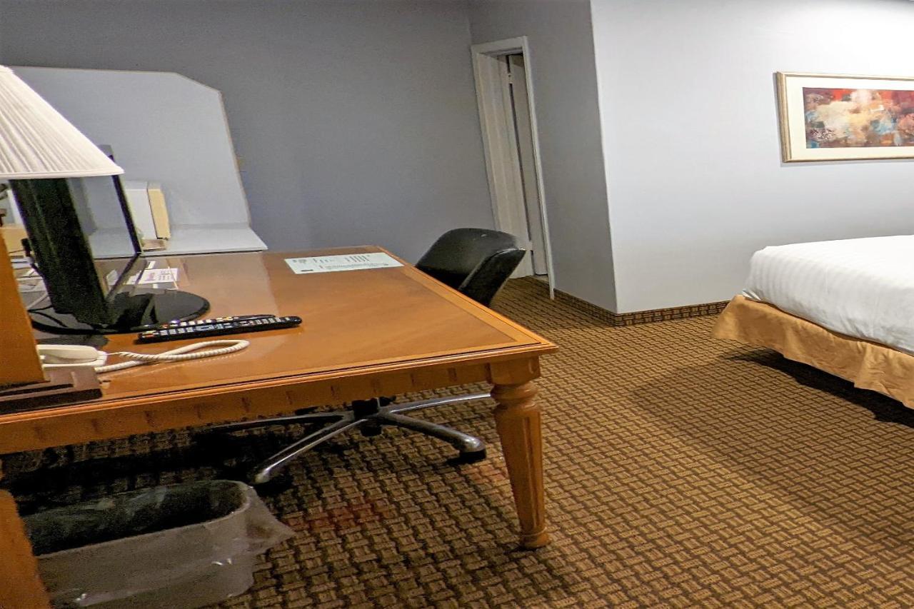 First Canada Hotel Cornwall Hwy 401 On 외부 사진
