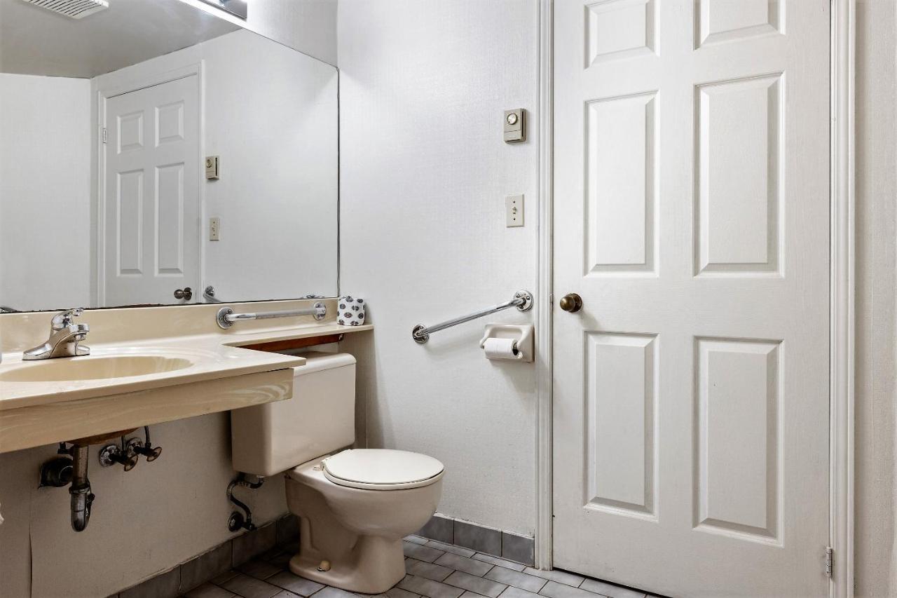 First Canada Hotel Cornwall Hwy 401 On 외부 사진